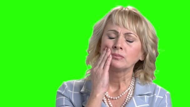 Érett nő szenved fogfájás. — Stock videók
