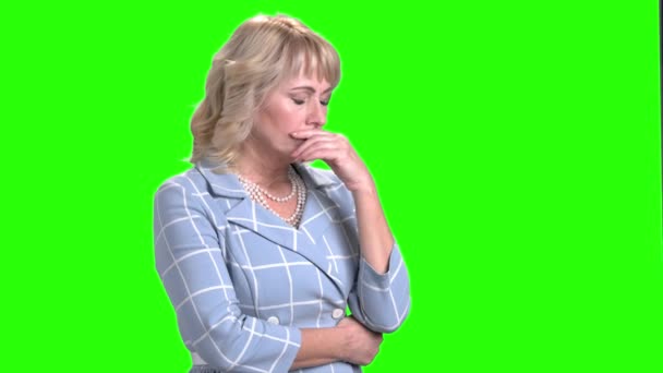 Moe vrouw op chroma key achtergrond. — Stockvideo