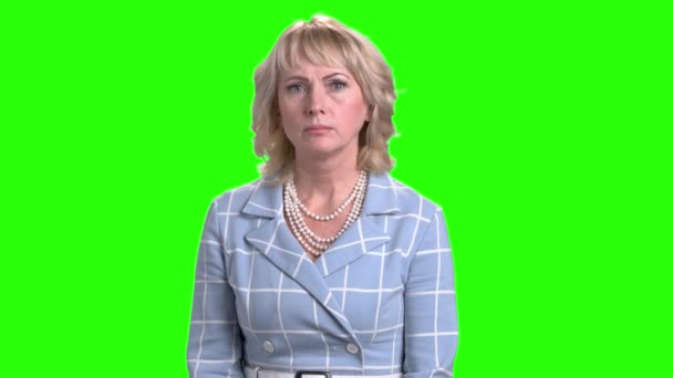 Geschokt volwassen vrouw op chroma key achtergrond. — Stockvideo