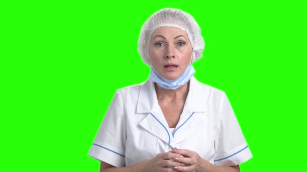 Surprise médecin femme sur écran vert . — Video