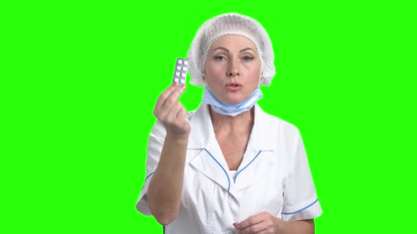 Dame arts met pillen op groen scherm. — Stockvideo