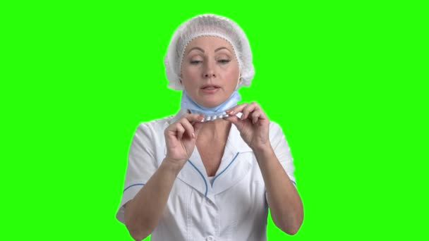 Médecin caucasien montrant des pilules sur écran vert . — Video