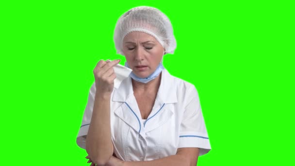 Portrait de médecin en pleurs sur écran vert . — Video