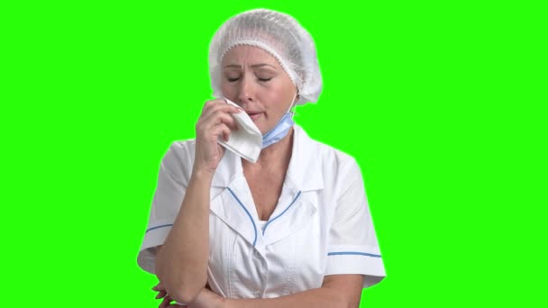Porträt eines weinenden Arztes auf grünem Bildschirm. — Stockvideo