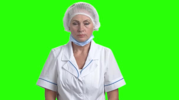녹색 화면에 화가 여성 의사. — 비디오