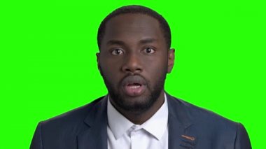 Yeşil ekran üzerinde şok afro Amerikalı iş adamı.