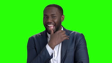 Baştan çıkarıcı afro Amerikalı maço adam.