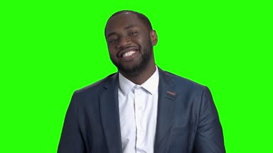 Çapkın adam koyu tenli yeşil ekran üzerinde.