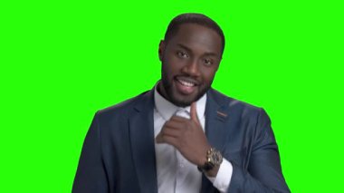 Maço-adam yeşil ekran üzerinde gülümseyen yakışıklı.