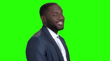 Chroma anahtar arka plan üzerinde gülümseyen iş adamı.