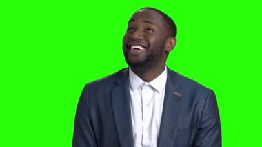 Mutlu işadamı yeşil ekranda etrafa.