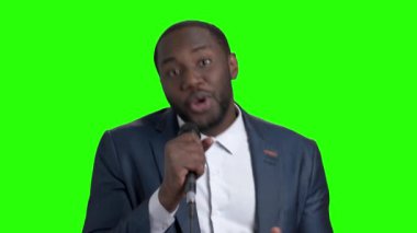 Mikrofona konuşurken zarif delikanlı.