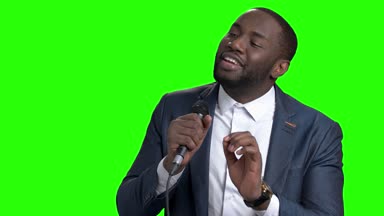Yeşil ekran üzerinde Afro-Amerikan tv sunucusu.