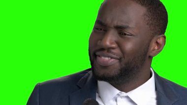 Afro-Amerikan şovmen kadar mikrofon ile kapatmak.