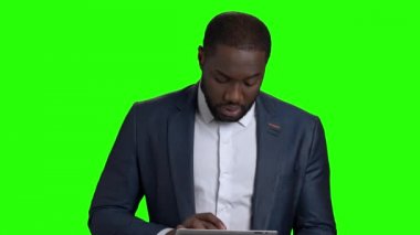 Pc tablet ile çekici Afro Amerikan Yöneticisi.