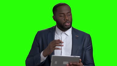 Toplantıda konuşan emin esmer Yöneticisi.