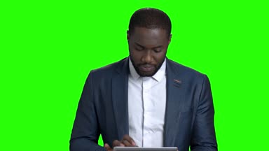 Gülümseyen girişimci dijital tablet kullanma.