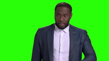 Yakışıklı iyi giyimli işadamı izle zamanında kontrol.