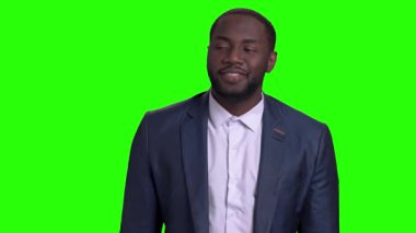 Onun bakarak iş elbiseli yakışıklı adam.