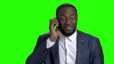 Mobil telefonda konuşurken başarılı bir iş adamı.