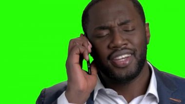 Afro Amerikan executive telefonla konuşurken kapatın.