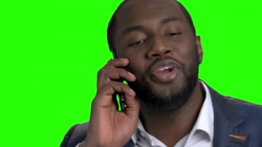 Afrika kökenli Amerikalı adam telefonda konuşurken kapatın.