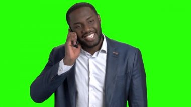 Yeşil ekran üzerinde telefonda konuşan adam.