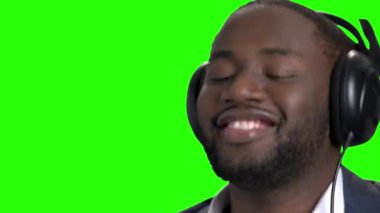 Adam Kulaklığımda yeşil ekran üzerinde dans ediyor.