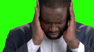 Afro Amerikalı işadamı güçlü baş ağrısı ile.