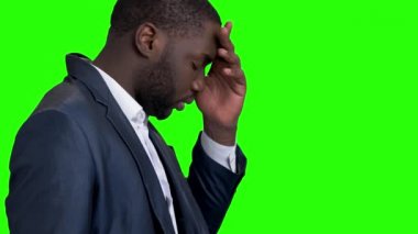 Yeşil ekran üzerinde yorgun afro Amerikalı iş adamı.