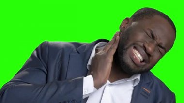 Afro-Amerikan adam güçlü boyun ağrısı ile.