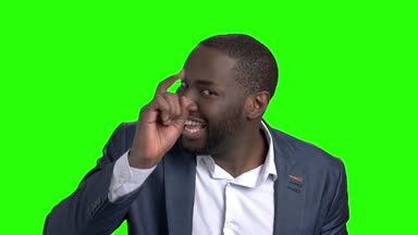 Oynak esmer işadamı yeşil ekran üzerinde.