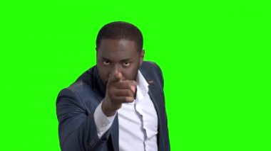 Sıkı iş adamı yeşil ekranda tartışıyor.