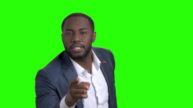 Yeşil ekran üzerinde tahriş Afro-Amerikan işadamı.