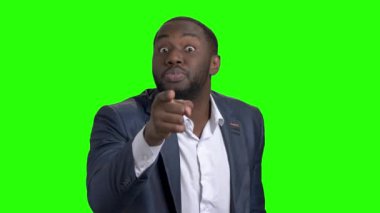 Chroma anahtar arka plan üzerinde kızgın işadamı.