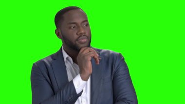 Afro-Amerikan işadamı yeşil ekranda düşünüyor.