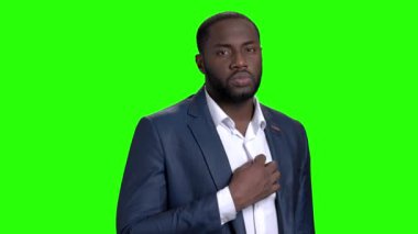 Şık işadamı gömleğini ayarlama.