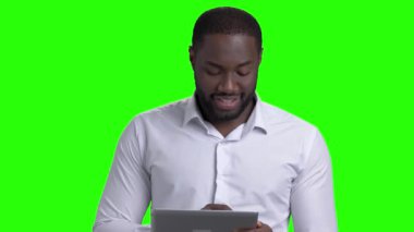 Afro-Amerikan yakışıklı dijital tablet kullanma.