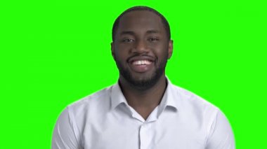 Afro-Amerikan yakışıklı üstünde yeşil perde.