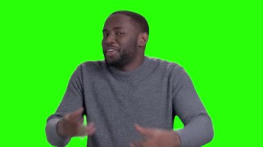 Yeşil ekran üzerinde neşeli Afro-Amerikan adam.