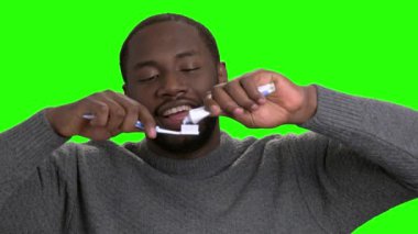 Esmer adam diş macunu diş fırçası uygulamak.