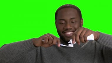 Onun diş fırçası diş macunu koyarak Afro Amerikan adam.