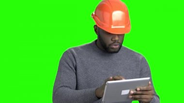 Dijital tablet üzerinde çalışan Afro Amerikan mühendisi.