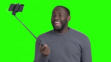 Monopod ile bir selfie alarak Afro Amerikan adam.