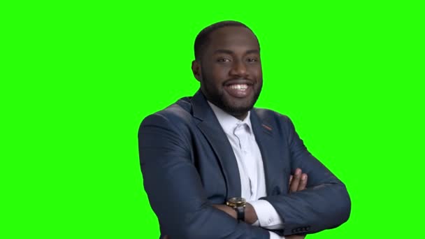 Lächelnder afroamerikanischer Manager auf grünem Bildschirm. — Stockvideo