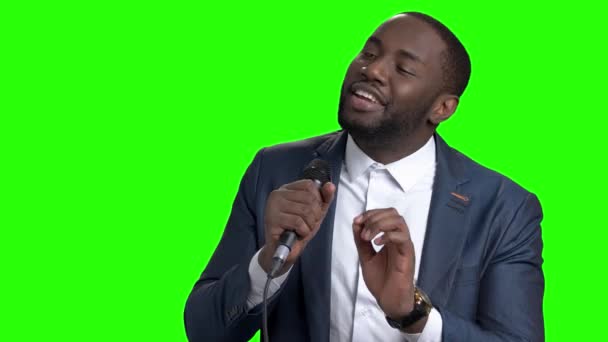 Afro-american presenter tv pada layar hijau . — Stok Video