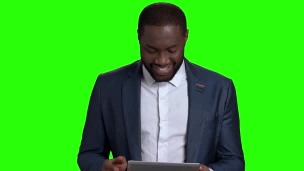 Sonriente hombre afroamericano con tableta digital . — Vídeo de stock