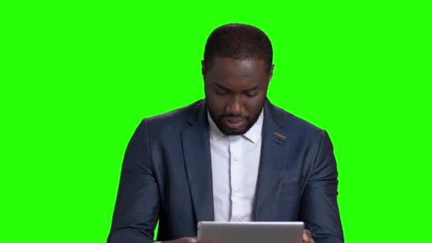 Afro homme américain en utilisant une tablette numérique . — Video