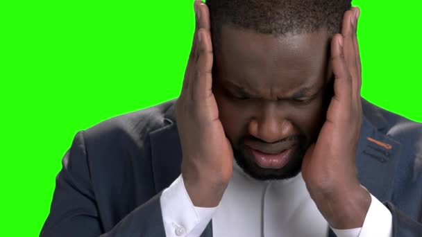 Moe en depressief zakenman met hoofdpijn. — Stockvideo
