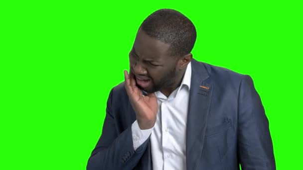 Uomo d'affari afro-americano che soffre di mal di denti . — Video Stock